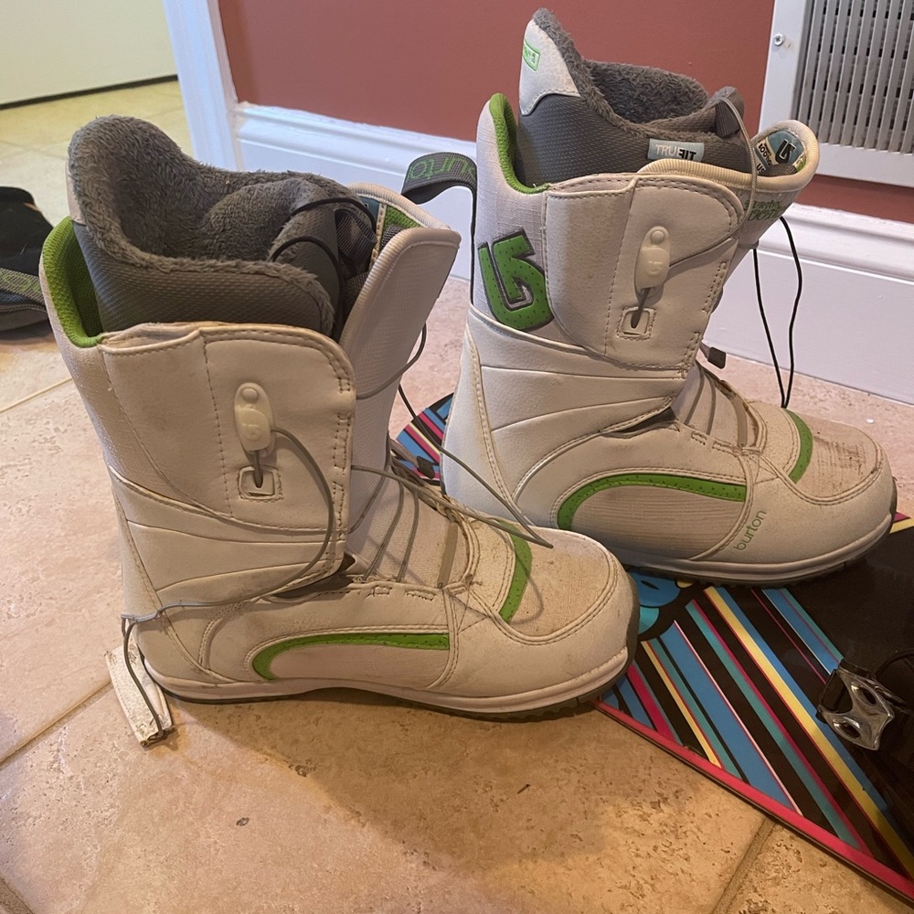 Snowboard boots